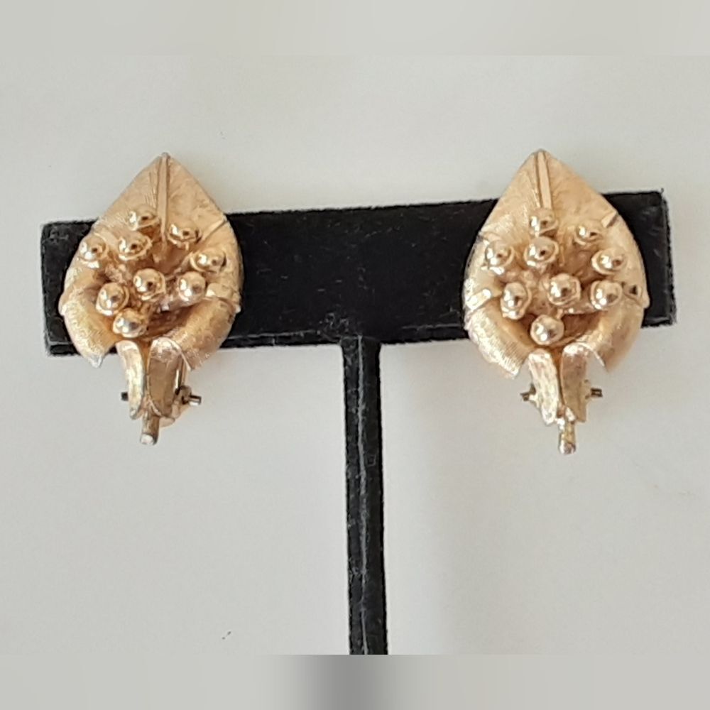 BSK Leaf Pebbled Brushed Gold Tone  Clip-On Earrings 1" - Vtg